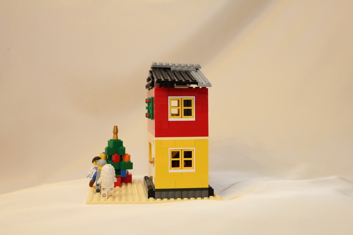 LEGO MOC - Новогодний Кубик 2014 - Новогодняя кондитерская лавка: вид сбоку