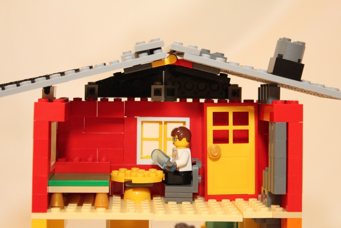 LEGO MOC - Новогодний Кубик 2014 - Новогодняя кондитерская лавка: врач кушает эскимо-лего