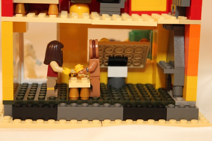 LEGO MOC - Новогодний Кубик 2014 - Новогодняя кондитерская лавка: на первом этаже кипит работа