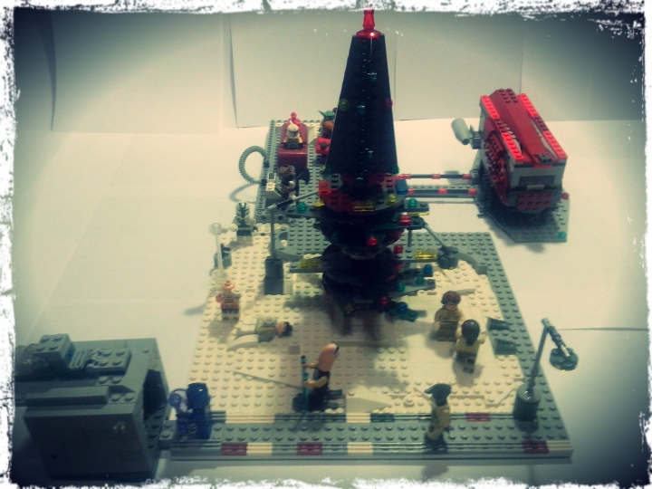 LEGO MOC - Новогодний Кубик 2014 - Новый Год, не только есть на нашей планете...: Начнём пожалуй, вид спереди...