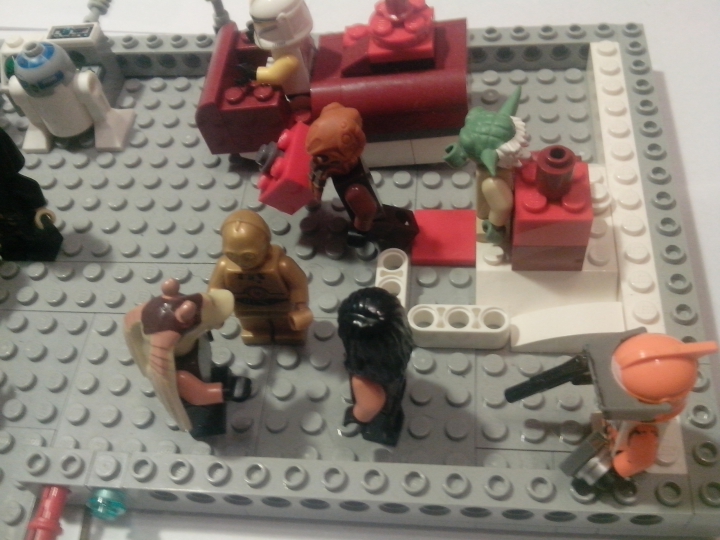 LEGO MOC - Новогодний Кубик 2014 - Новый Год, не только есть на нашей планете...: С3PO-переводит разговор двух друзей, рядом следит за порядком сапёр, Йода подарил что-то Пло Куну, а 'повоской с оленями' Управляет клоноэльф Йоды...
