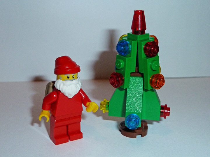 LEGO MOC - Новогодний Кубик 2014 - Зимой и летом: Главные символы Нового года - Дед Мороз и ель