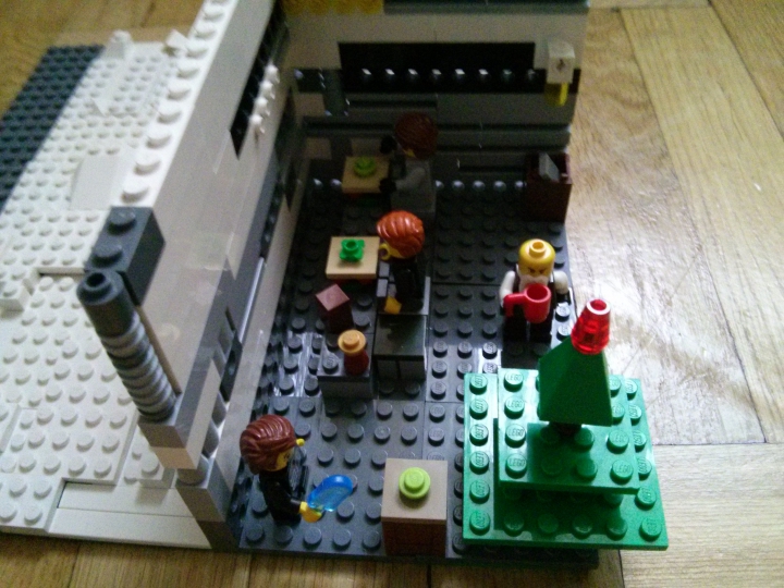 LEGO MOC - Новогодний Кубик 2014 - С Новым Годом!: Вид с боку на дом без крыши.