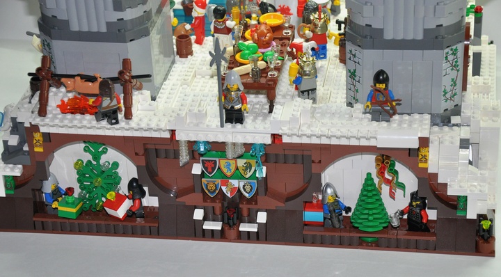 LEGO MOC - Новогодний Кубик 2014 - Фестиваль ёлок: А вот и первые две ёлки, у одной из них обмениваются дарами солдаты, а у второй употребляют горячий чай и весело смеются.<br />
А у подножия одной из башен жарят для всех поросенка, ух вкуснятина!