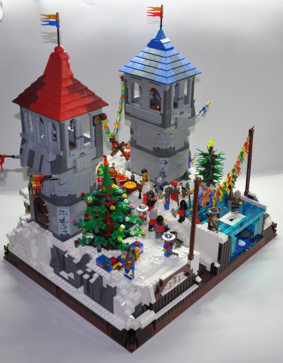 LEGO MOC - Новогодний Кубик 2014 - Фестиваль ёлок: Кстати, у подножия синей башни ещё ёлочка примостилась, буду рад, если Вы сосчитаете количество ёлок в моей работе. 