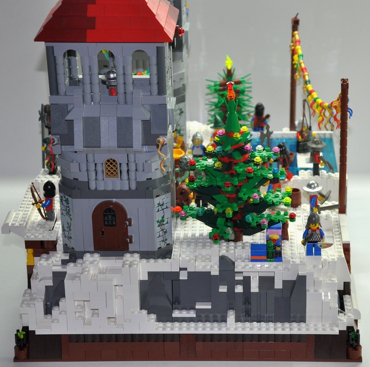 LEGO MOC - Новогодний Кубик 2014 - Фестиваль ёлок: А вот и ёлка красавица, да и подарки под ней уже ждут своих хозяев.