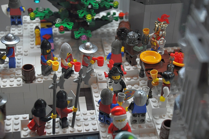 LEGO MOC - Новогодний Кубик 2014 - Фестиваль ёлок: А вот и предводитель Драконов, о чём то шумно беседует с рыцарем Львов.