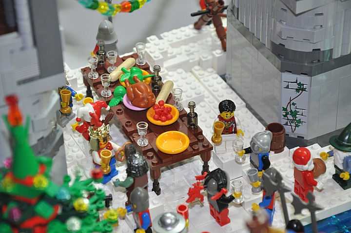 LEGO MOC - Новогодний Кубик 2014 - Фестиваль ёлок: А вот и богатый стол, тут яств разных не видано.. скоро к столу подадут поросёнка и закопченную рыбу, выловленную рядом в речке. 