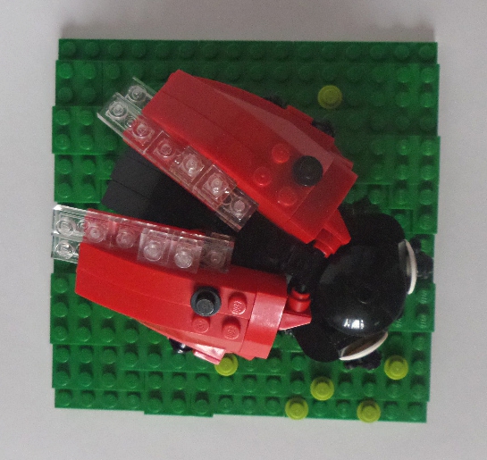 LEGO MOC - 16x16: Animals - Божья коровка: Божья коровка на куске листа 16х16 с тлёй. Просто чтобы оценить масштаб.
