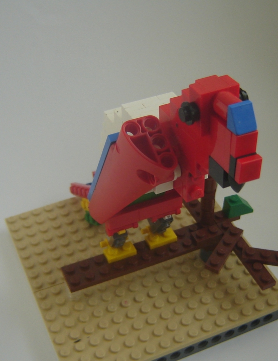 LEGO MOC - 16x16: Animals - Красно-зелёный попугай аро: Вид спереди.