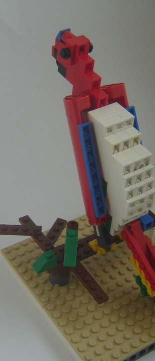 LEGO MOC - 16x16: Animals - Красно-зелёный попугай аро: Вид сзади.