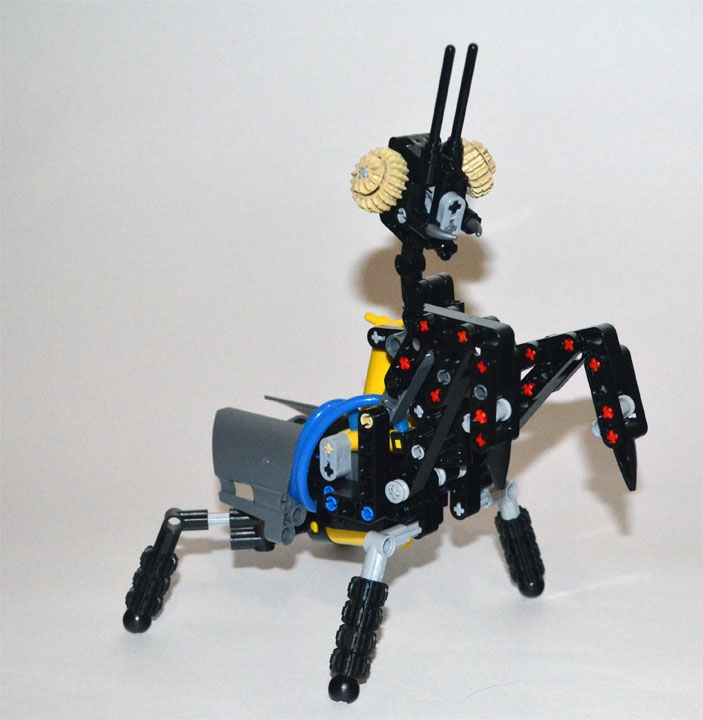 LEGO MOC - 16x16: Animals - Древесный богомол: Кроме того, древесный значительно сильнее обыкновенного и может поймать добычу в 2 раза более крупную, чем может обыкновенный. На тазиках передних ног древесных богомолов отсутствуют пятна, а тазики задних ног почти всегда заметно темнее туловища. (Вики)