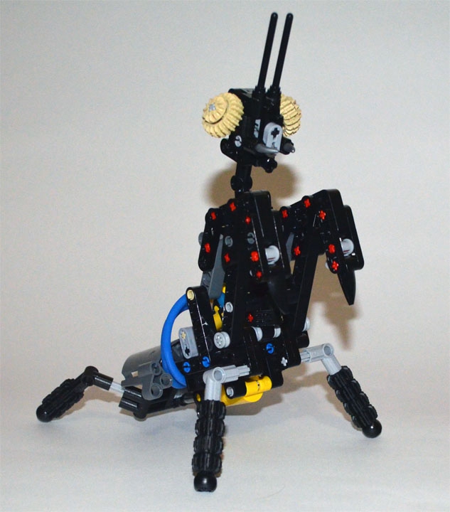 LEGO MOC - 16x16: Animals - Древесный богомол: Подвижно на модели многое: поворот головы, задние лапки (регулируют наклон брюшка, так богомол встает в защитную позу)
