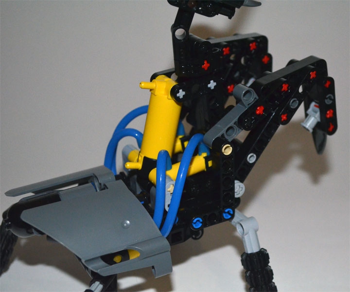 LEGO MOC - 16x16: Animals - Древесный богомол: Всего на модели 4 пневмоцилиндра (2 больших, 2 маленьких). Подключал все к компрессору - прекрасно работает, но из-занебольших размеров компрессор в саму модель уже не влезает.