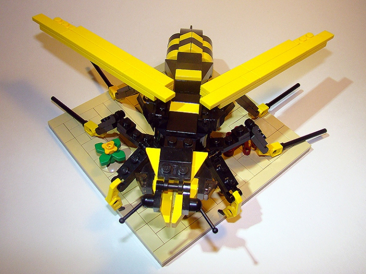 LEGO MOC - 16x16: Animals - Оса: Кажется, готовится к взлёту!