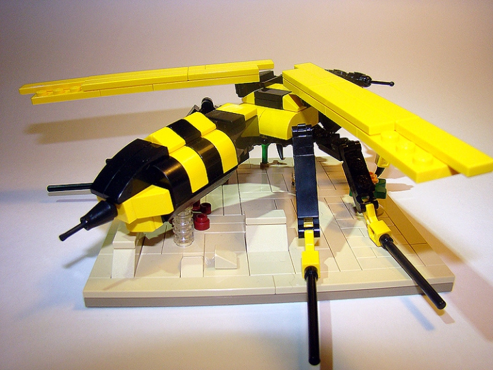 LEGO MOC - 16x16: Animals - Оса: Бижим скорее, пока она не напала на нас!