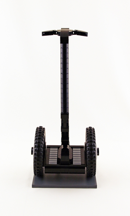 LEGO MOC - 16x16: Technics - Segway: Каждое колесо сегвея приводится во вращение своим электродвигателем, реагирующим на изменения равновесия машины.<br />
