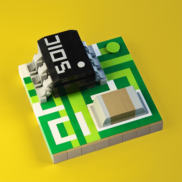 LEGO MOC - 16x16: Technics - Микросхема: <p align=left></i>                 Обычно на корпус микросхемы наносят цифробуквенный код, а в данном случае написана аббревиатура SOIC (Small-Outline Integrated Circuit) — тип корпуса микросхемы, предназначенный для поверхностного монтажа. Эта технология получила широкое применение к концу 1980-х годов и применяется до сих пор. Элементы были спроектированы таким образом, чтобы уменьшить контактные площадки или выводы, которые бы паялись непосредственно к поверхности печатной платы. 