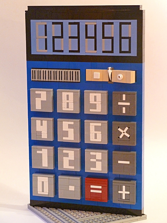 LEGO MOC - 16x16: Technics - Калькулятор: Калькулятор имеет синий корпус, часть его выполнена чёрным.