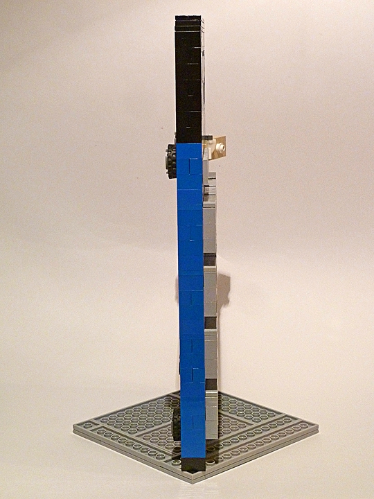 LEGO MOC - 16x16: Technics - Калькулятор: Ширина калькулятора 21 штырёк, а высота - чуть более 30. Однако, устройство отлично входит на диагональ квадрата 16х16.