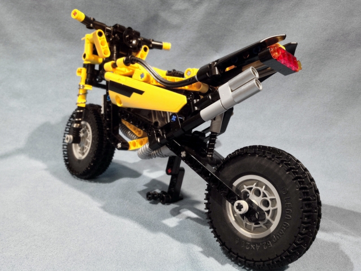 LEGO MOC - Мини-конкурс 'Lego Technic Motorcycles' - Exceeder: (При максимальном сжатии амортизатора колесо едва не касается фары)