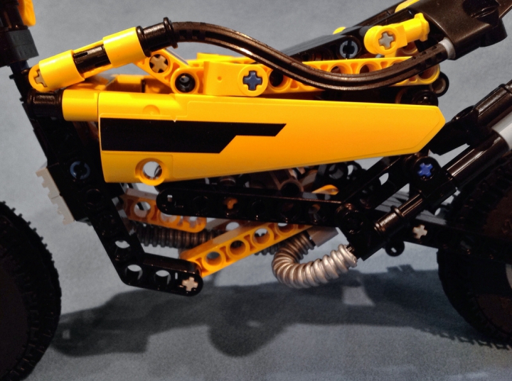 LEGO MOC - Мини-конкурс 'Lego Technic Motorcycles' - Exceeder: Бок закрывает большая панель...