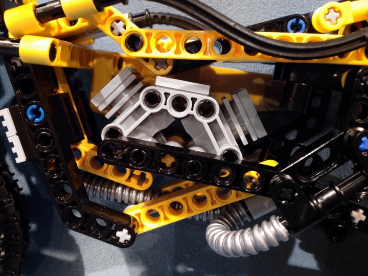 LEGO MOC - Мини-конкурс 'Lego Technic Motorcycles' - Exceeder: ...сняв которую, можно увидеть двигатель V2.<br />
<br />
Спасибо за просмотр!