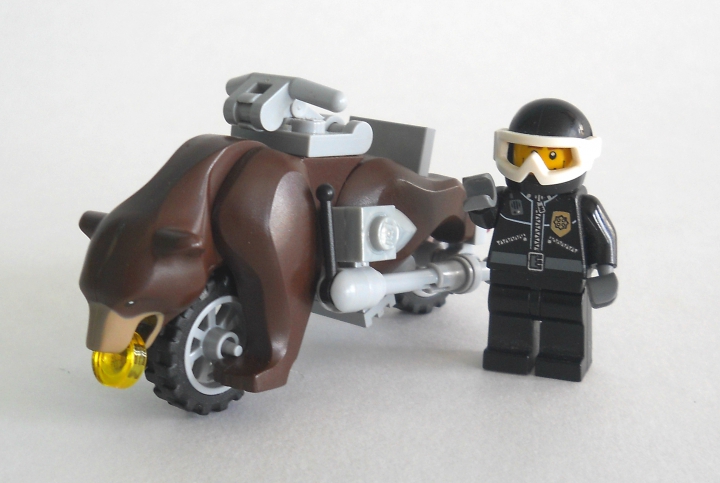 LEGO MOC - Мини-конкурс 'Lego Technic Motorcycles' - Мотоцикл 'Гризли': Мотоциклист в шлеме, условиям конкурса и жизни на Земле удовлетворяет.