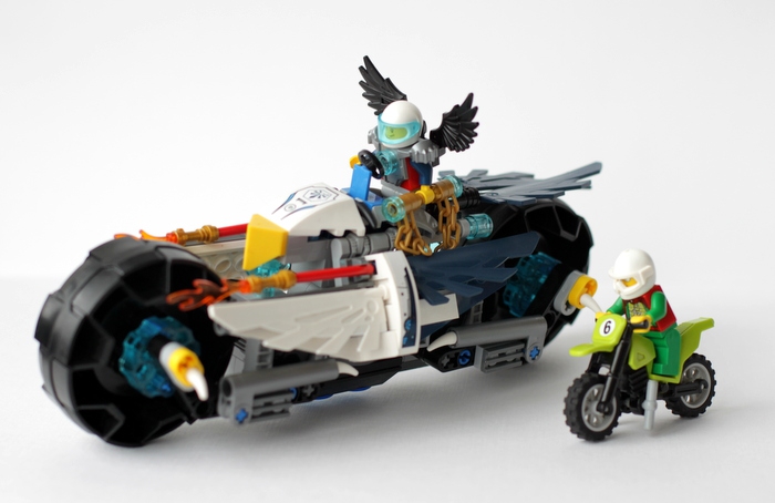 LEGO MOC - Мини-конкурс 'Lego Technic Motorcycles' - Мото-Орёл: Мото-Орёл намного крупнее  обычного мотоцикла, который рядом представлен для сравнения. 