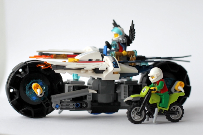 LEGO MOC - Мини-конкурс 'Lego Technic Motorcycles' - Мото-Орёл: Мото-Орёл может развивать гораздо большую скорость благодаря магическим турбинам, колёсам болшого диаметра и непосредственно крыльям. Под крыльями спрятано военное обмундирование и снаряжение (пулемёты, огнемёты, бинокли, снайперские винтовки)