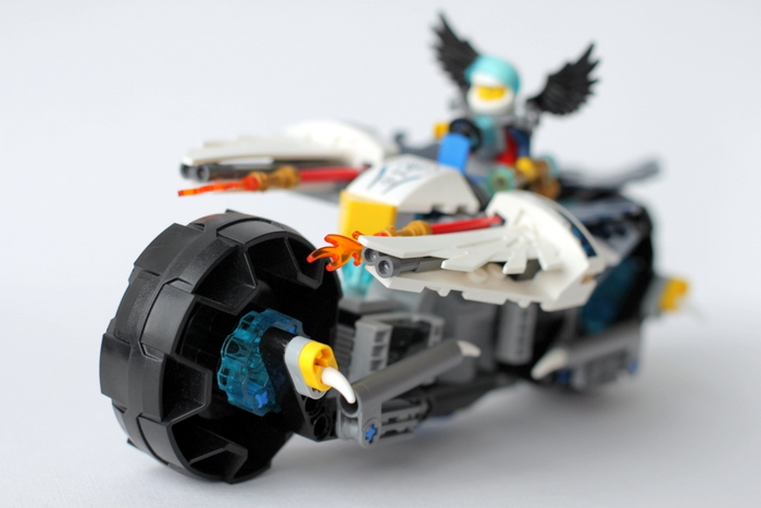 LEGO MOC - Мини-конкурс 'Lego Technic Motorcycles' - Мото-Орёл: На осях у колёс Мото-Орла есть шипы в виде устрашающих клыков.