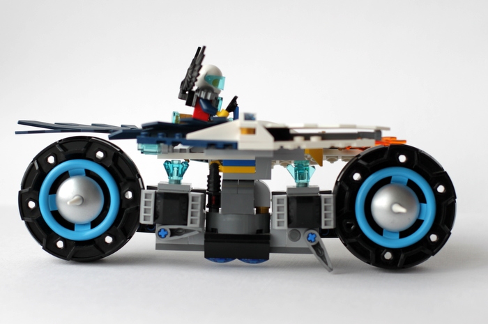LEGO MOC - Мини-конкурс 'Lego Technic Motorcycles' - Мото-Орёл: Мото-Орёл питается энергией магических кристаллов Чи и поэтому может считаться перпетуум мобиле (бесконечным двигателем). Здесь так же видно, что Мото-Орёл во время стоянки удерживается подножкой.