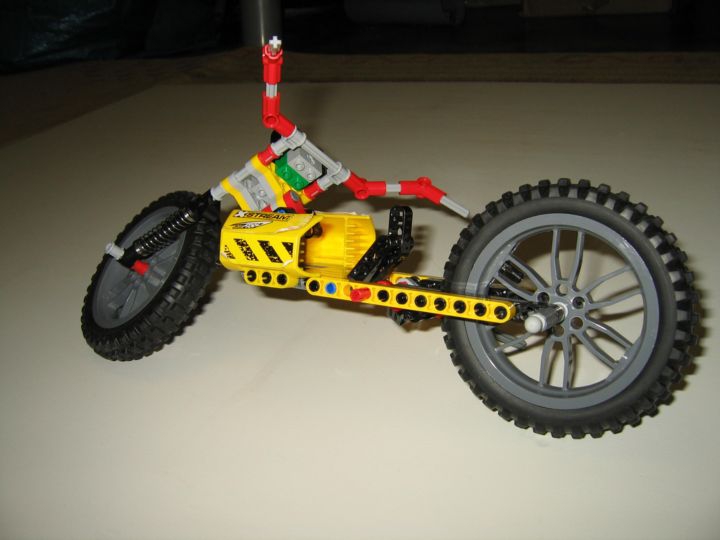 LEGO MOC - Мини-конкурс 'Lego Technic Motorcycles' - Лёгкий чоппер: На этом кадре(и на следующих трёх) мотоцикл стоит на подножке.  