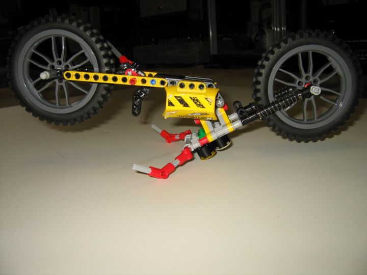 LEGO MOC - Мини-конкурс 'Lego Technic Motorcycles' - Лёгкий чоппер: Мотоцикл в 'трюке', вам представлено стояние на одном руле без поддержки колёс.