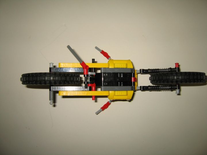 LEGO MOC - Мини-конкурс 'Lego Technic Motorcycles' - Лёгкий чоппер: Вид с низу в позе 'трюка'.