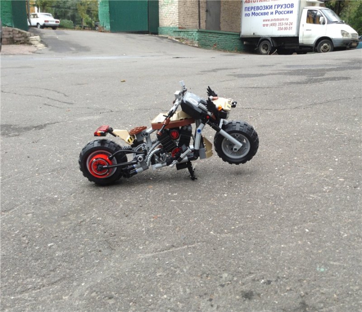 LEGO MOC - Мини-конкурс 'Lego Technic Motorcycles' - Rat Bike 'Raven': На таких мотоциклах не используются поворотники и зеркала заднего вида, эти мотоциклы капают маслом, жутко ревут, загрязняя едкими газами окружающую среду. Зачем тратить деньги на покрытие хромом деталей? Просто покрась свой байк матовой краской из баллончика и забей! (с)