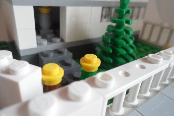 LEGO MOC - LEGO Architecture - Загородный дом в масштабе мини: Калитка, большое дерево и пара минифигурок.