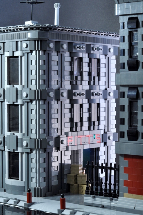 LEGO MOC - LEGO Architecture - NY streets: Здание небольшого склада с двумя жилыми этажами.