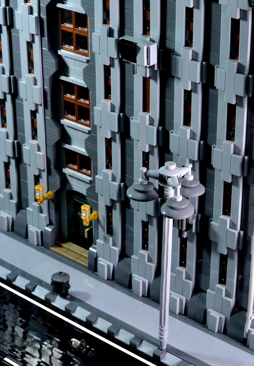 LEGO MOC - LEGO Architecture - NY streets: Жилое здание через дорогу. Жители не особо богатые. У многих не хватает достатка даже на замену разбитых окон. Доски в помощь.