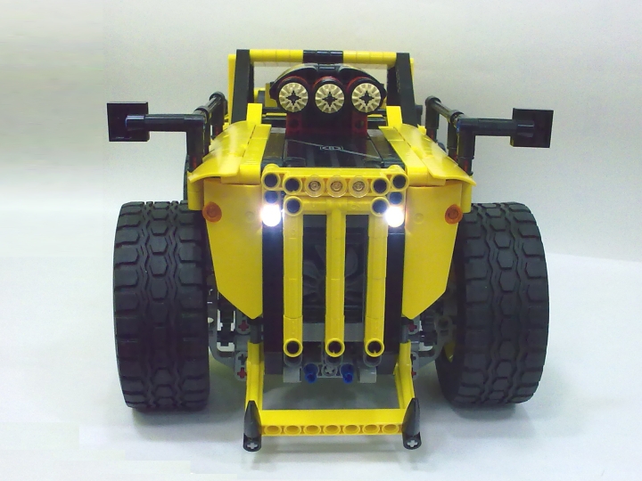 LEGO MOC - Technic-конкурс 'Легковой автомобиль' - Родстер 'Хищник': Злобные глазки фар и мощная решетка радиатора вызывают острое желание немедленно уступить дорогу. Светодиодные фары из набора PowerFunctions.