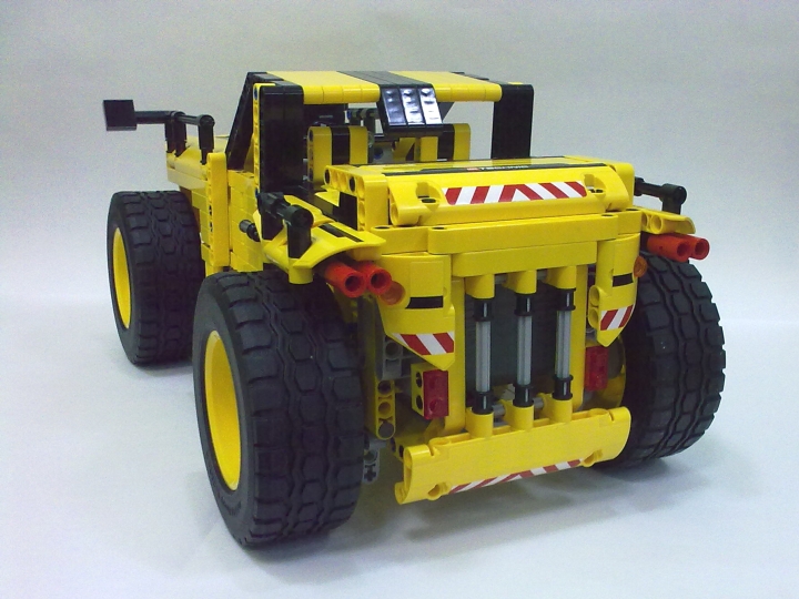 LEGO MOC - Technic-конкурс 'Легковой автомобиль' - Родстер 'Хищник': После того, как 'Хищник' тебя обгонит, он снисходительно позволит тебе полюбоваться на свой мощный багажник и четыре выхлопных трубы.