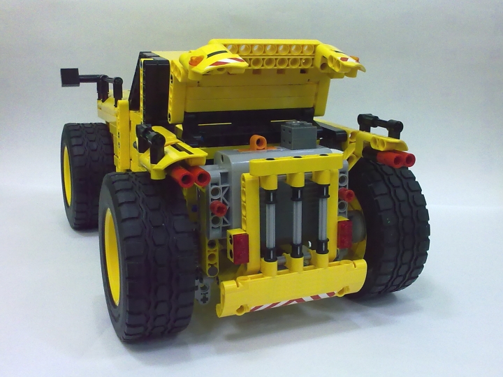 LEGO MOC - Technic-конкурс 'Легковой автомобиль' - Родстер 'Хищник': Багажник можно открыть. Внутри расположен батарейный отсек, который легко вынимается, достаточно вытянуть два фиксирующих красных штифта.