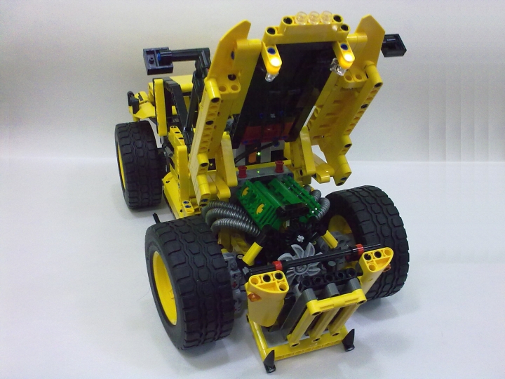 LEGO MOC - Technic-конкурс 'Легковой автомобиль' - Родстер 'Хищник': Капот открывается вверх, сдвигаясь немного вперёд, чтобы воздухозаборник не задел ИК-приёмник, расположенный прямо за ним. Решетка радиатора откидывается вперёд, открывая доступ к шестицилиндровому V-образному мотору (больше цилиндров не было :( ).<br />
Мотор соединён с главной передачей и его коленвал и вентилятор вращаются при движении.