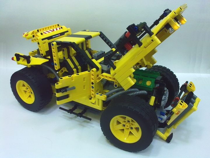 LEGO MOC - Technic-конкурс 'Легковой автомобиль' - Родстер 'Хищник': Двери, естественно, тоже открываются. Если открыть все двери, капот и багажник, то можно как следует проветрить автомобиль.
