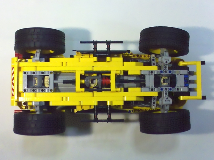 LEGO MOC - Technic-конкурс 'Легковой автомобиль' - Родстер 'Хищник': Снизу хорошо видна простая и надёжная конструкция ходовой части. Каждая ось снабжена собственным дифференциалом, в середине расположен межосевой дифференциал с возможностью блокировки.