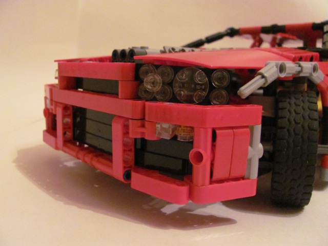 LEGO MOC - Technic-конкурс 'Легковой автомобиль' - Nissan Skyline GT-R R34.: Вид спереди. Пришлось сделать двигатель именно так - выпирающим из капота. По другому сделать реально, но это заняло бы много времени, которого у меня не было.