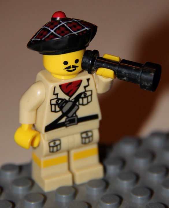 LEGO MOC - Конкурс «Советское кино» - Дитям мороженое, бабе цветы: Лелик за 'работой'