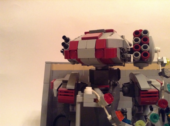 LEGO MOC - Новогодний Кубик 3015 - Завтра была война...: Корпус меха, слева - система залпового огня 'Falcon'. Справа - противопехотная ракетница.