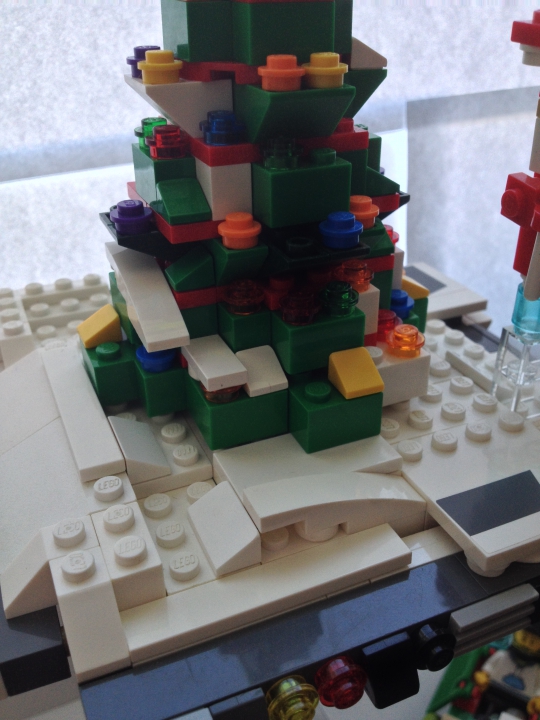 LEGO MOC - Новогодний Кубик 3015 - Новый год в облаках: Новогодняя елка. Как ни странно символы нового года  ничуть не изменились и к 3015 году.