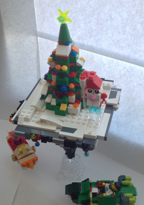 LEGO MOC - Новогодний Кубик 3015 - Новый год в облаках: Вид сверху. Тут возле ели летает дройд-Дед мороз со специальным жезлом, в который встроен исполнитель желаний, активирующийся только в первый день нового года, чтобы каждый мог получить желаемый подарок.